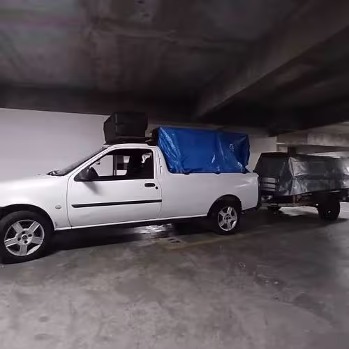 Veículo de frete Beto Montagens em destaque